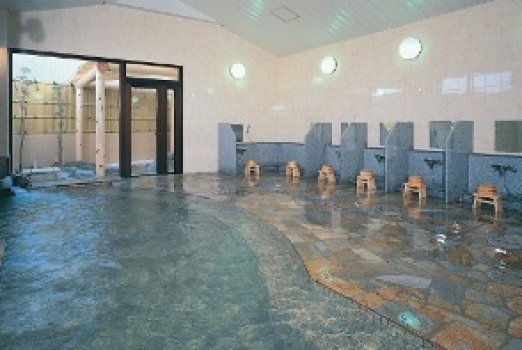敷地内源泉からの自噴温泉の大浴場