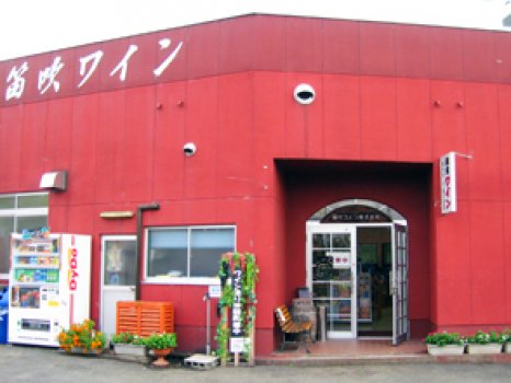 赤い建物が目印