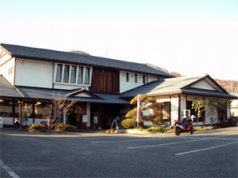 広い駐車場は観光バスの受け入れも可