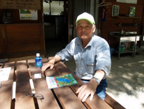 山の森林を育ててきたオーナーの小林さん