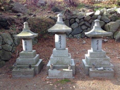 甲州博徒・黒駒勝蔵の墓<br>
子分の大岩・小岩が脇に並ぶ。<br>
山崎の刑場（現在の甲府市酒折）で罪人として斬首された経緯もあり、黒駒地区では黒駒勝蔵を供養する碑や地蔵などが点在する。