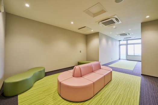 休憩所では桃の花を眺めながらゆっくりと出来ます。（4月頃）