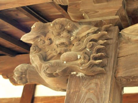 唐獅子の彫刻、中央には竜を配する。