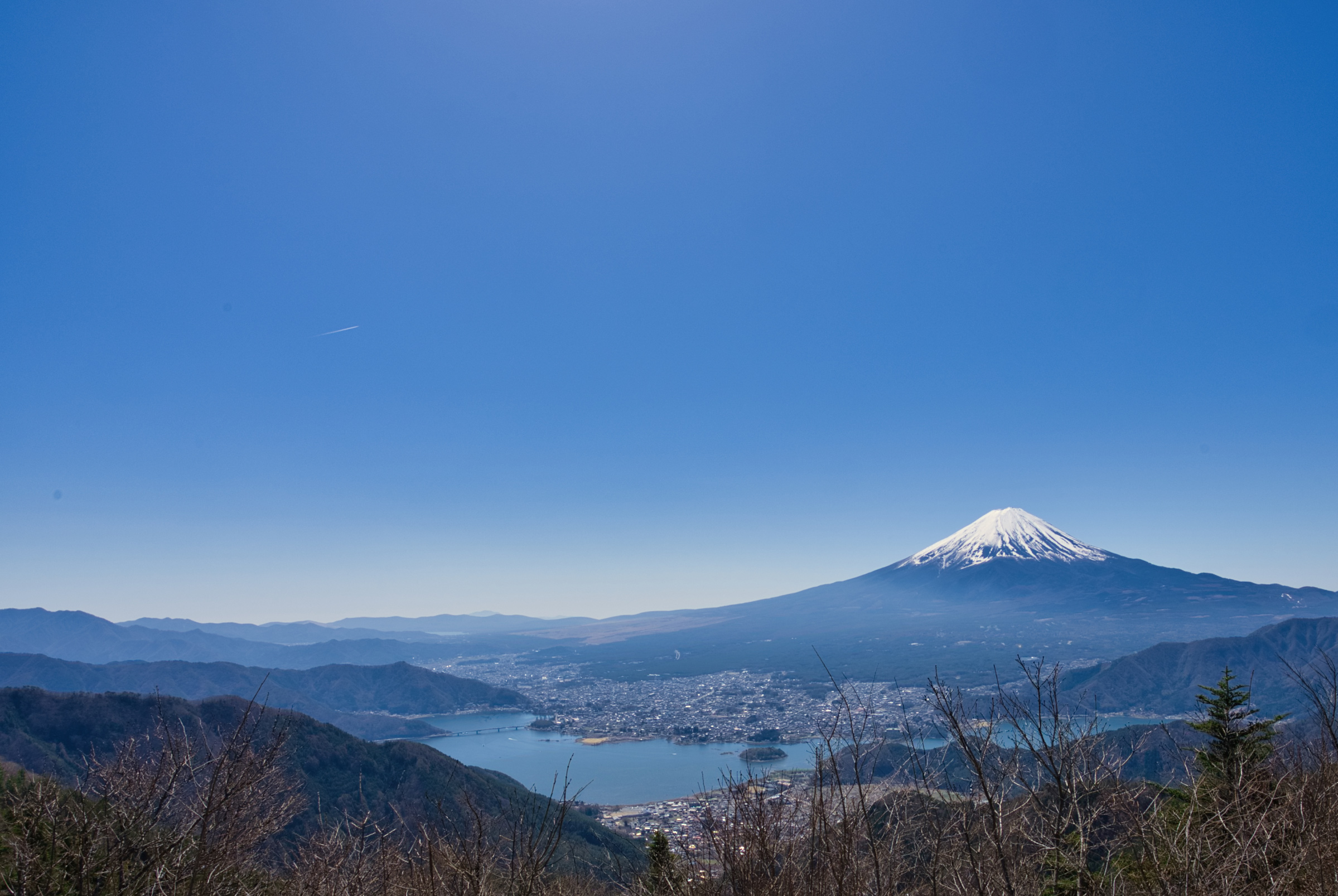 河口湖と雪化粧した富士山