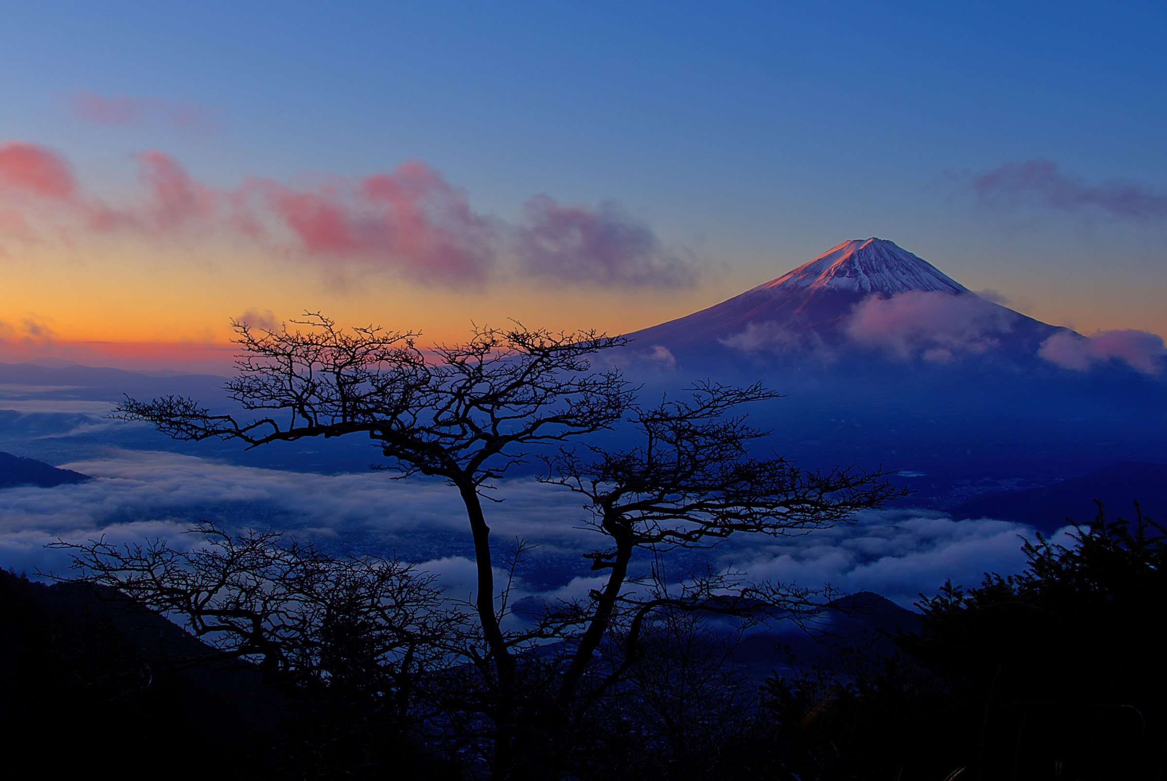 朝焼けに染まる富士山